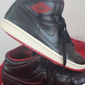 Nike Air Jordan 1 Retro Mid Black Red White Bred